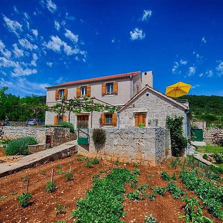 Betini Apartments - Authentic Island Escape Komiža Exterior foto